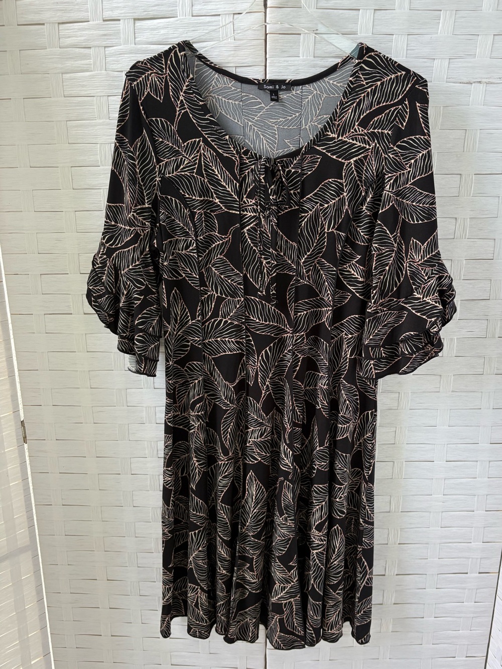 Sami & Jo Size L Black Dress Cream Leaf Print Flowy Ruffle Sleeves Church Classy